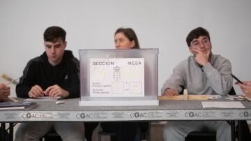 Una mesa electoral en el Centro Galego de Arte Contemporáneo (CGAC), a 18 de febrero de 2024, en Santiago de Compostela, A Coruña.