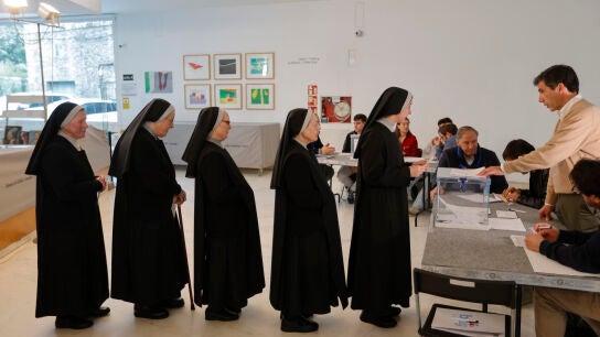 Monjas votando en un colegio electoral en Santiago de Compostela este 18F.