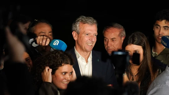 El candidato Popular a la Xunta, Alfonso Rueda, celebra la victoria durante el seguimiento de la jornada electoral de los comicios autonómicos de Galicia, en el hotel Eurostars de San Lázaro, a 18 de febrero de 2024, en Santiago de Compostela, A Coruña, Galicia (España). El candidato Popular a la Xunta, Alfonso Rueda, celebra la victoria durante el seguimiento de la jornada electoral de los comicios autonómicos de Galicia, en el hotel Eurostars de San Lázaro, a 18 de febrero de 2024, en Santiago de Compostela, A Coruña, Galicia (España).