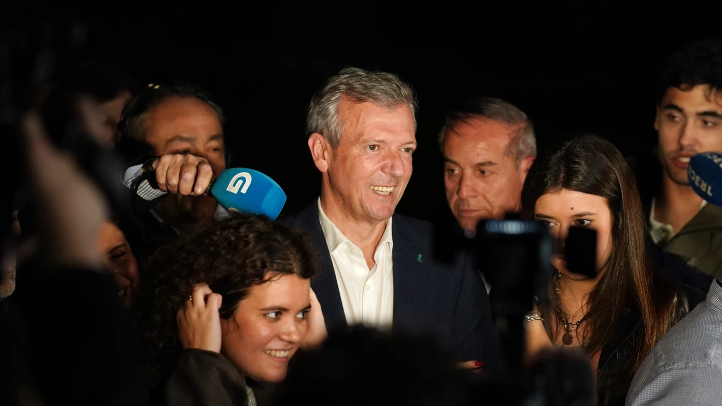 El candidato Popular a la Xunta, Alfonso Rueda, celebra la victoria durante el seguimiento de la jornada electoral de los comicios autonómicos de Galicia, en el hotel Eurostars de San Lázaro, a 18 de febrero de 2024, en Santiago de Compostela, A Coruña, Galicia (España). El candidato Popular a la Xunta, Alfonso Rueda, celebra la victoria durante el seguimiento de la jornada electoral de los comicios autonómicos de Galicia, en el hotel Eurostars de San Lázaro, a 18 de febrero de 2024, en Santiago de Compostela, A Coruña, Galicia (España).