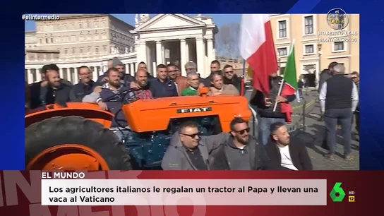 Los agricultores italianos regalan un tractor al papa Francisco y Dani Mateo 'encuentra' un fallo Dani Mateo y Wyoming analizan el regalo que han hecho los agricultores italianos al papa Francisco: un tractor y una vaca para, según el colaborador de El Intermedio en este vídeo, "cambiar el vino de misa por leche, para los abstemios".