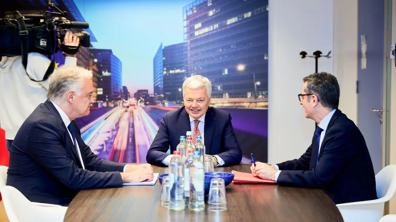 Reunión de Esteban González Pons, Didier Reynders y Félix Bolaños