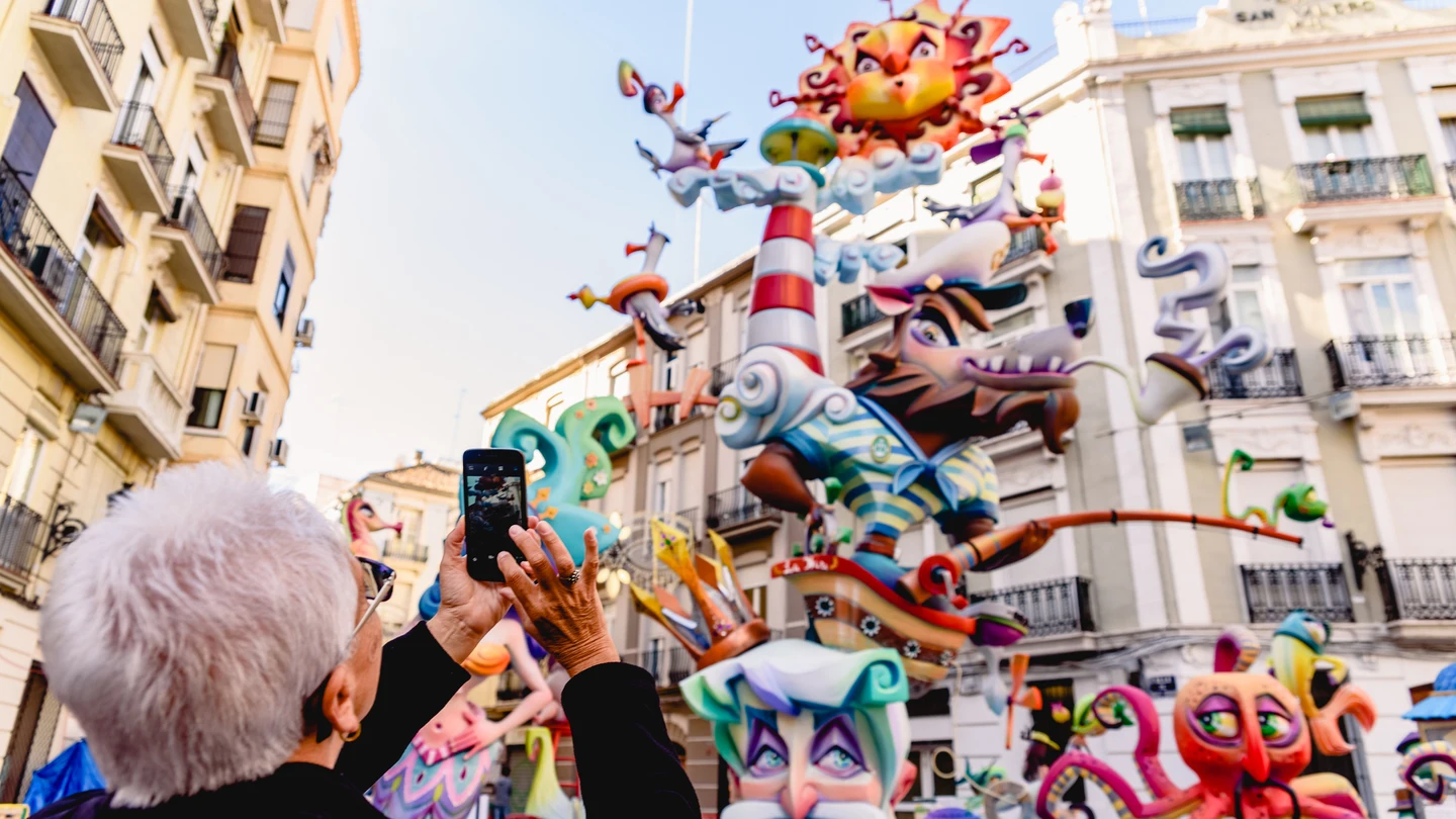 Turista fotografiando las Fallas de Valencia Turista fotografiando las Fallas de Valencia