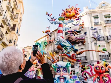 Turista fotografiando las Fallas de Valencia Turista fotografiando las Fallas de Valencia