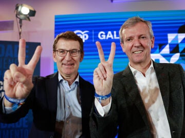 Alberto Núñez Feijóo y Alfonso Rueda, tras la victoria del PP en Galicia