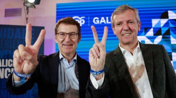 Alberto Núñez Feijóo y Alfonso Rueda, tras la victoria del PP en Galicia