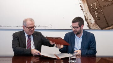 El teniente de alcalde de Economía, Jordi Valls, y el portavoz de ERC, Jordi Castellana, firman el acuerdo de presupuestos.