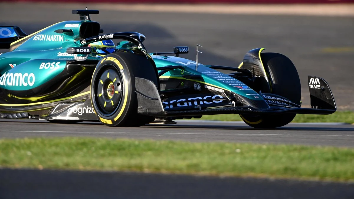 Fernando Alonso con el Aston Martin