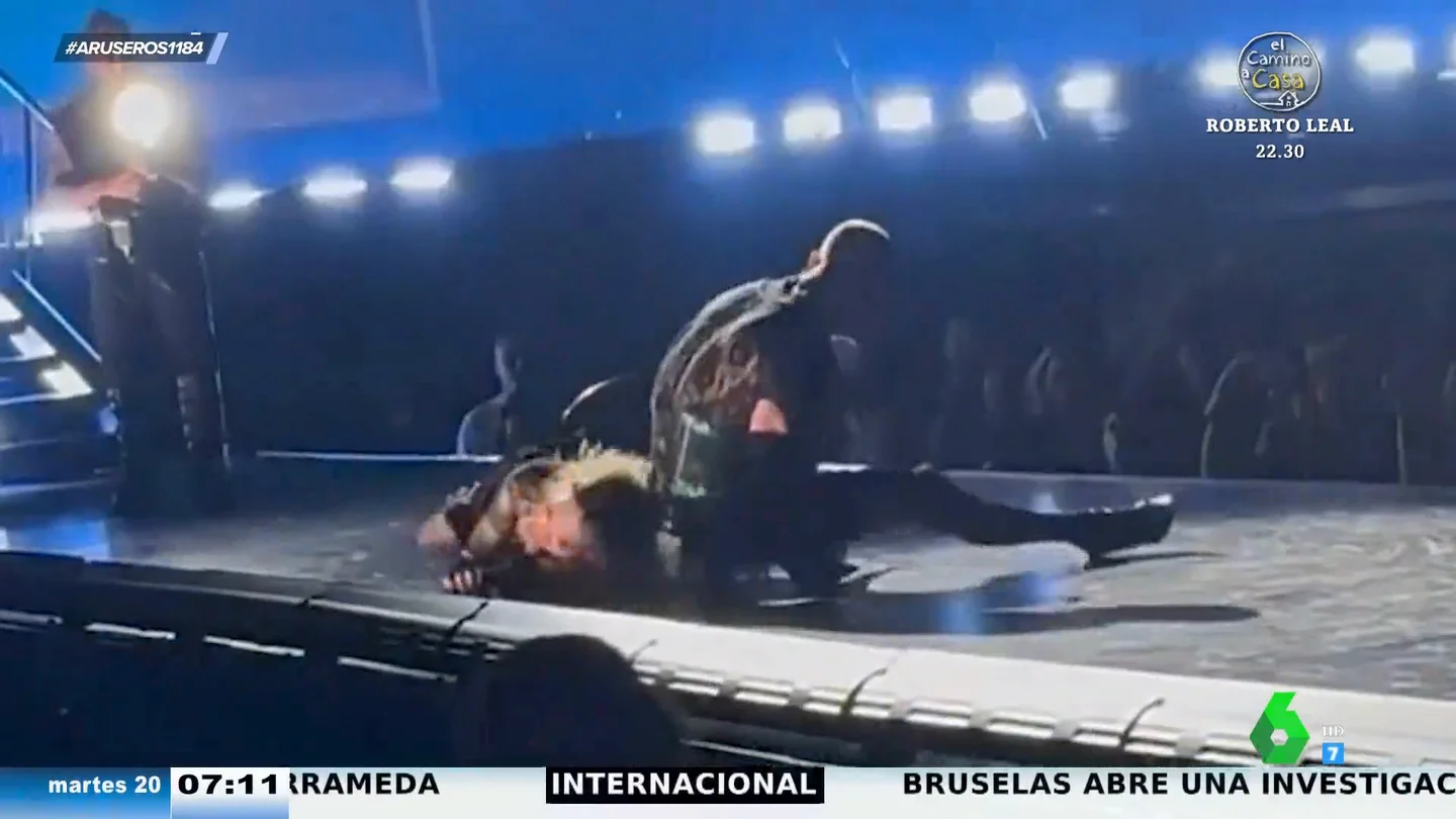 La aparatosa caída de Madonna en el escenario en pleno concierto: "Hizo como la croqueta" La aparatosa caída de Madonna en el escenario en pleno concierto: "Hizo como la croqueta"