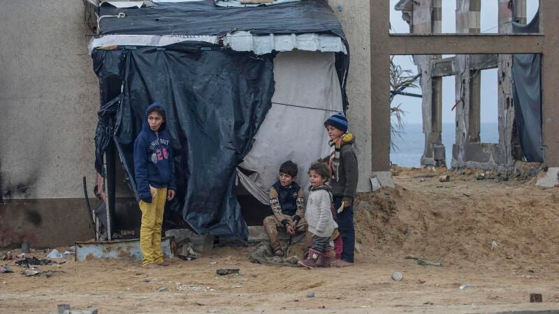 Niños palestinos que huyeron con sus familias del norte de la Franja de Gaza y de la ciudad de Rafah, en Deir Al Balah, a 20 de febrero de 2024. 