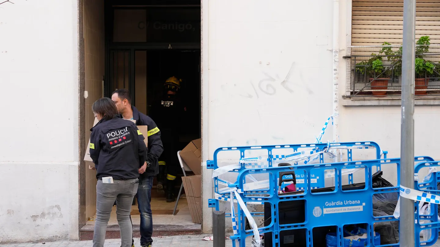 Desalojo del primero de los edificios adyacentes al que se derrumbó en Badalona el pasado 14 de febrero de 2024 Desalojo del primero de los edificios adyacentes al que se derrumbó en Badalona el pasado 14 de febrero de 2024