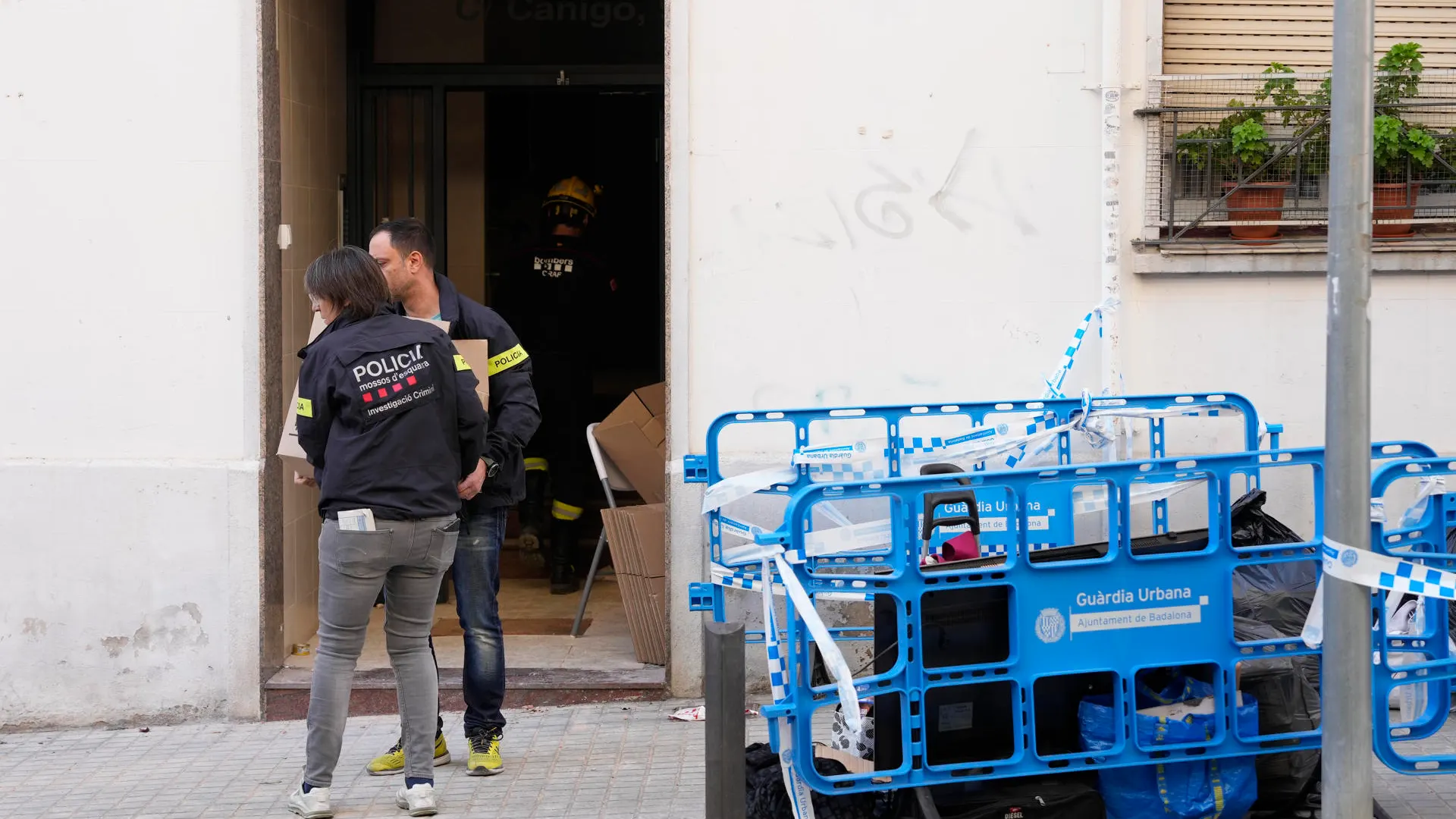 Desalojo del primero de los edificios adyacentes al que se derrumbó en Badalona el pasado 14 de febrero de 2024