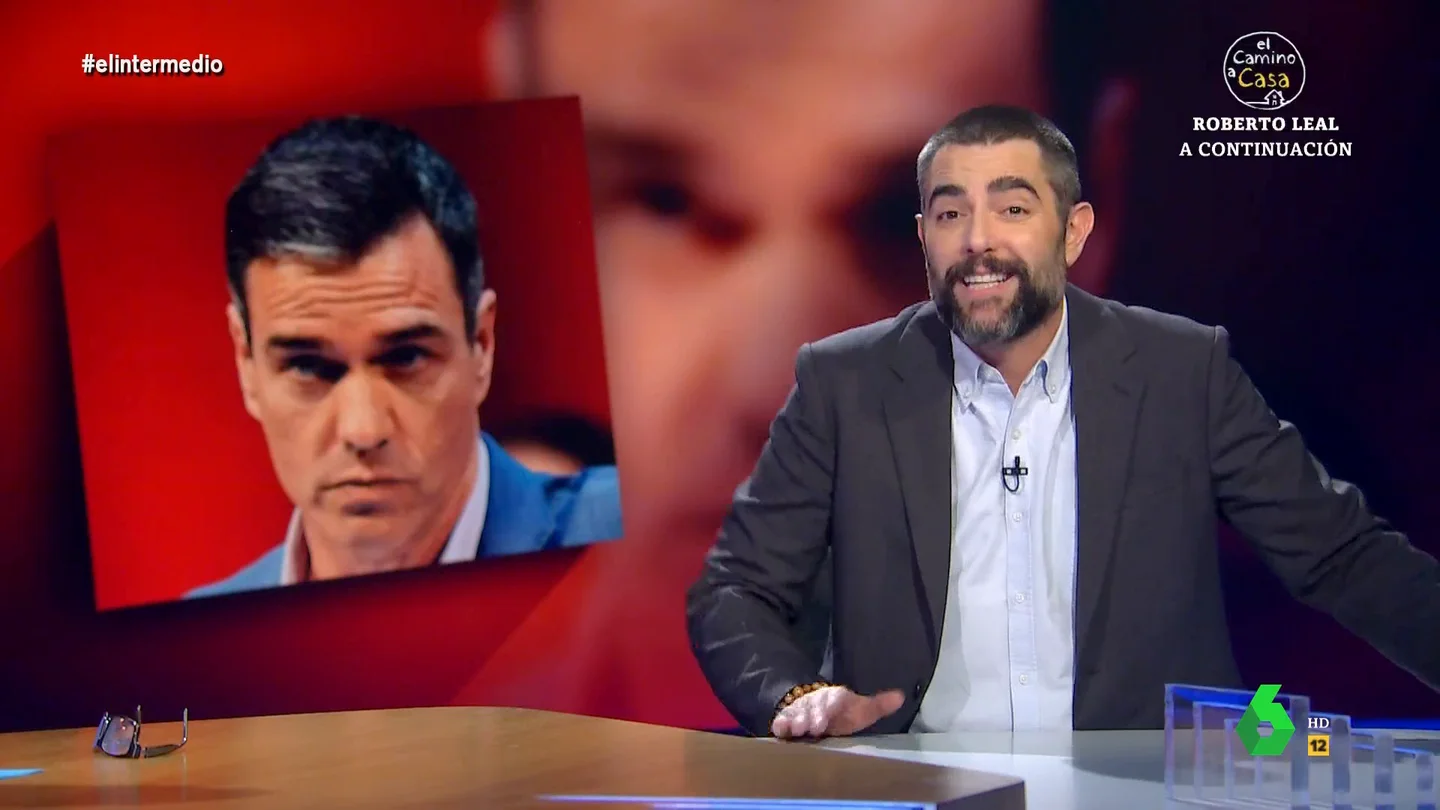 Dani Mateo explica por qué el PSOE ha perdido su caseta en la Feria de Abril "Ahora tendrán que hacer lo mismo que Wyoming: acoplarse a la caseta de alguien", comenta Dani Mateo en este vídeo de El Intermedio, donde explica los motivos detrás de que el PSOE haya perdido su caseta en la Feria de Abril de Sevilla.