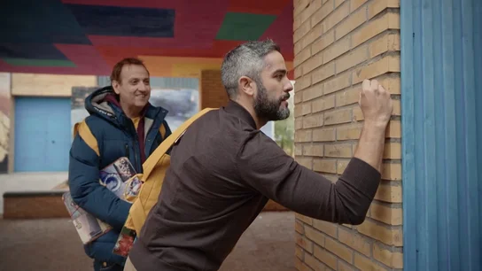 Roberto Leal escribe en la pared de su colegio junto a su otra pintada 30 años después: "He vuelto" Roberto Leal escribe en la pared de su colegio junto a su otra pintada 30 años después: "He vuelto"