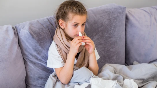 Una niña con una spray para expulsar sus mocos. Una niña con una spray para expulsar sus mocos.