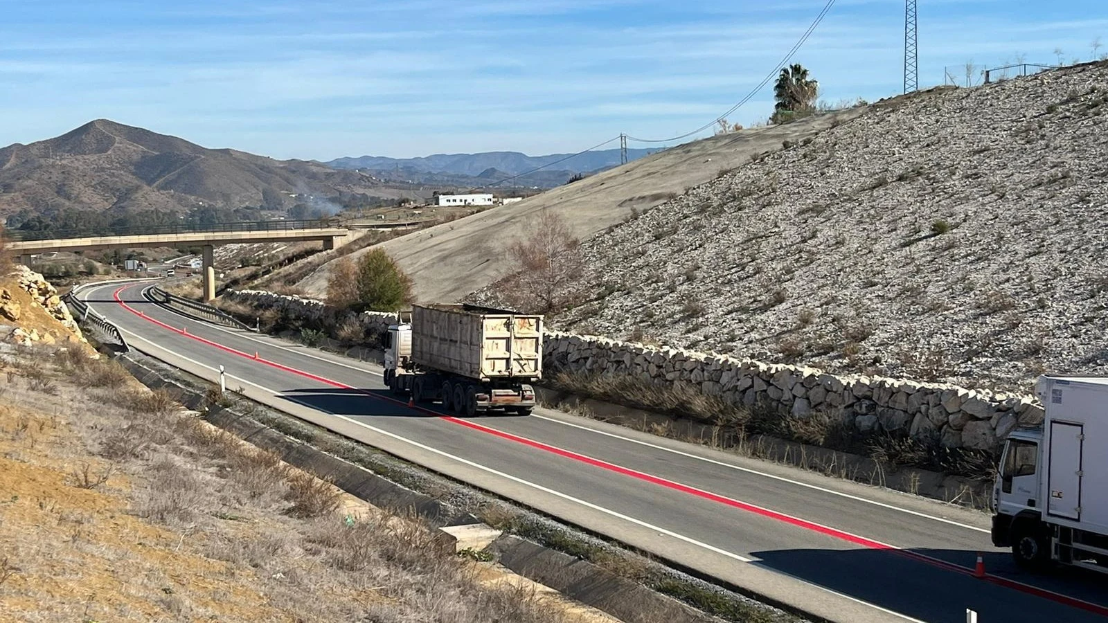 sto es lo que debes saber sobre la nueva línea roja pintada en una carretera de Coín (Málaga)