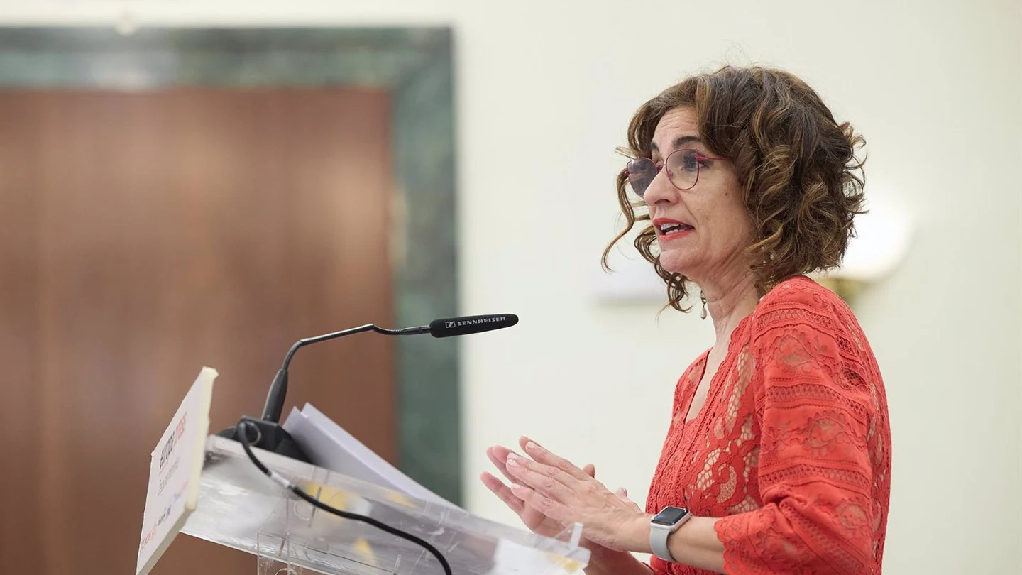 Montero negociará con las fuerzas políticas para hacer "fijos" los impuestos a banca y energéticas Montero negociará con las fuerzas políticas para hacer "fijos" los impuestos a banca y energéticas