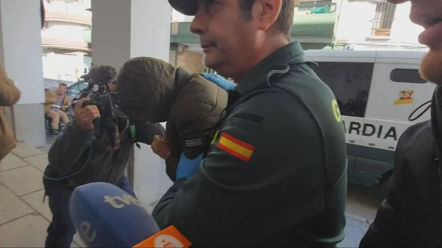 La Guardia Civil detiene a un cura en Don Benito (Badajoz) por traficar con mefedrona. La Guardia Civil detiene a un cura en Don Benito (Badajoz) por traficar con mefedrona.