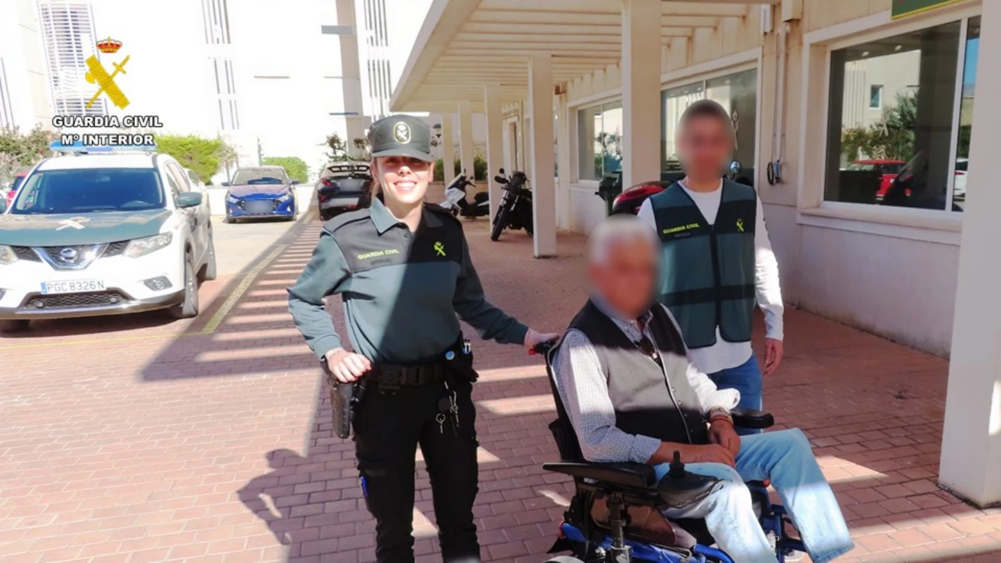 Los agentes devuelven la silla de ruedas a la persona discapacitada Los agentes devuelven la silla de ruedas a la persona discapacitada