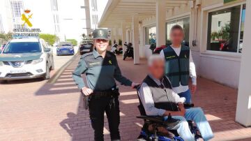Los agentes devuelven la silla de ruedas a la persona discapacitada
