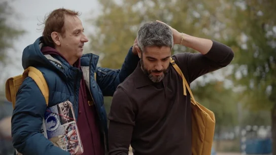El bulto en la cabeza por el que a Roberto Leal le llamaban 'El Picúo' sorprende a Albert Espinosa: "¡Hostia, sí!" El bulto en la cabeza por el que a Roberto Leal le llamaban 'El Picúo' sorprende a Albert Espinosa: "¡Hostia, sí!"