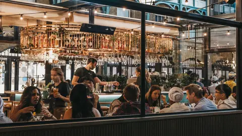 Imagen de un restaurante lleno de gente Imagen de un restaurante lleno de gente