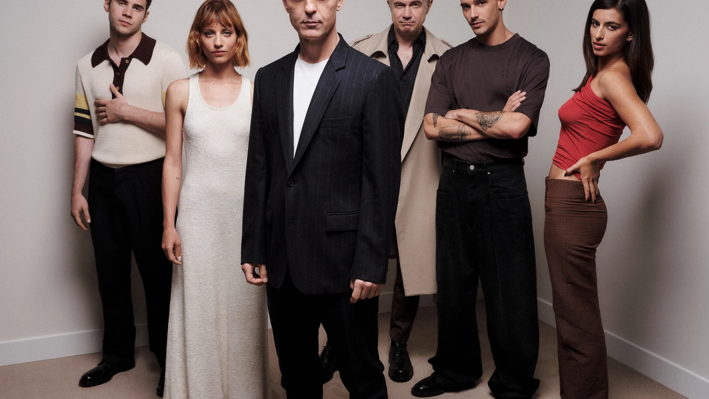 Julio Peña, Michelle Jenner, Pedro Alonso, Tristán Ulloa, Joel Sánchez y Begoña Vargas son los protagonistas de 'Berlín'. Julio Peña, Michelle Jenner, Pedro Alonso, Tristán Ulloa, Joel Sánchez y Begoña Vargas son los protagonistas de 'Berlín'.