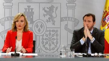 La portavoz del Gobierno, Pilar Alegría, y el ministro de Transportes y Movilidad Sostenible, Óscar Puente 