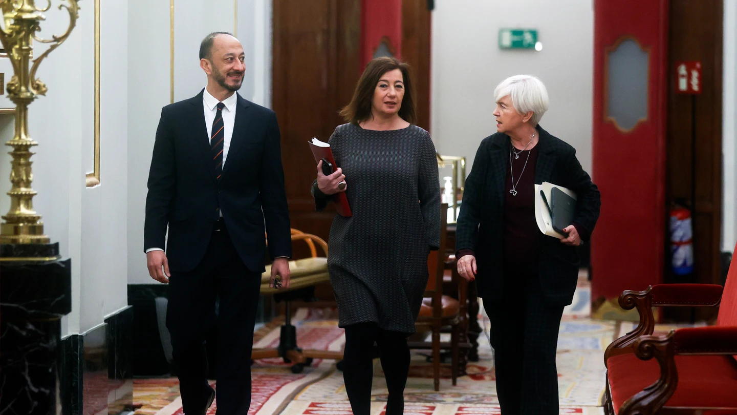La presidenta del Congreso, Francina Armengol, conversa con el vicepresidente primero, Alfonso Rodríguez Gómez de Celis, y la secretaria segunda, Isaura Leal La presidenta del Congreso, Francina Armengol, conversa con el vicepresidente primero, Alfonso Rodríguez Gómez de Celis, y la secretaria segunda, Isaura Leal