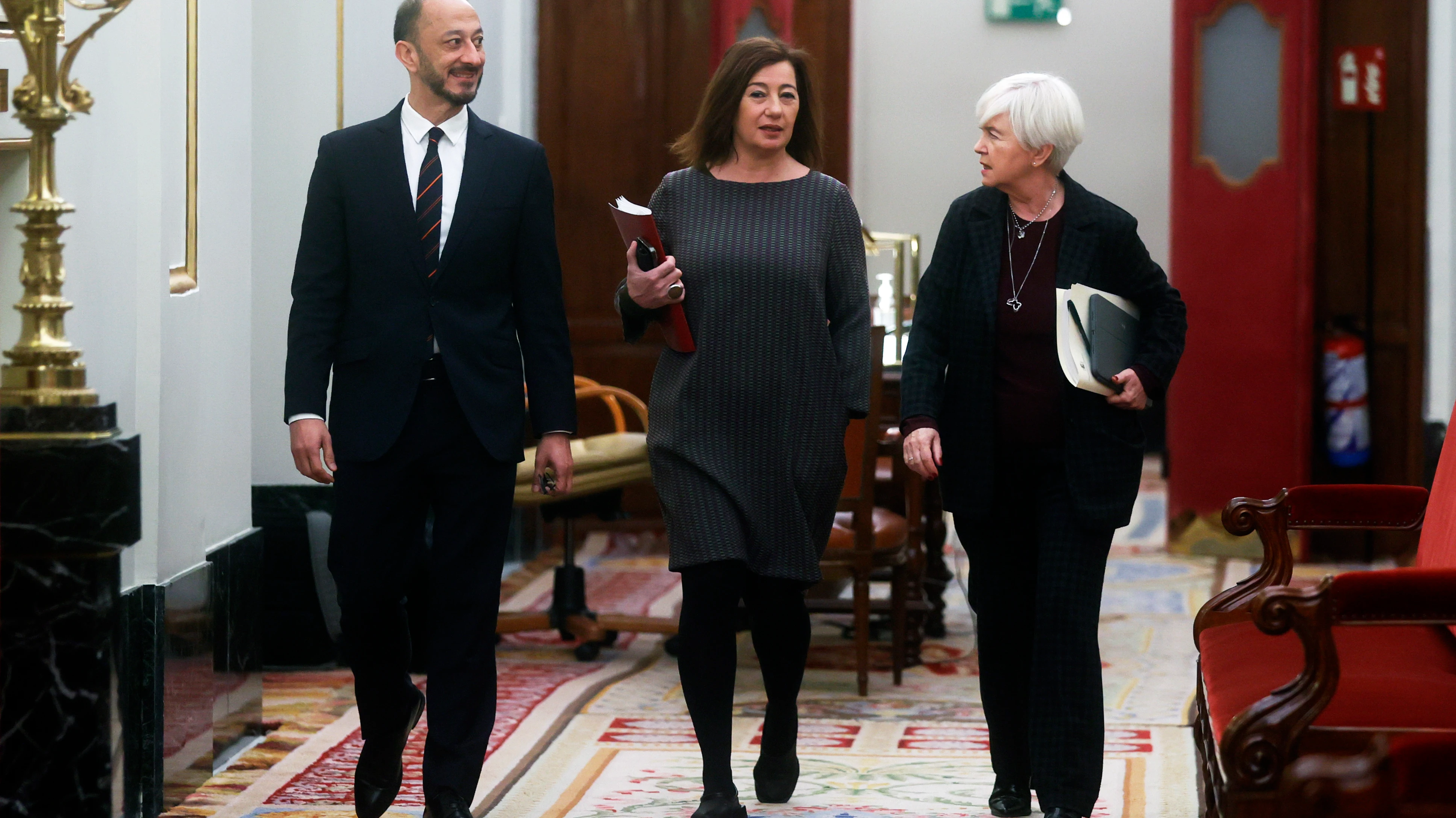 La presidenta del Congreso, Francina Armengol, conversa con el vicepresidente primero, Alfonso Rodríguez Gómez de Celis, y la secretaria segunda, Isaura Leal