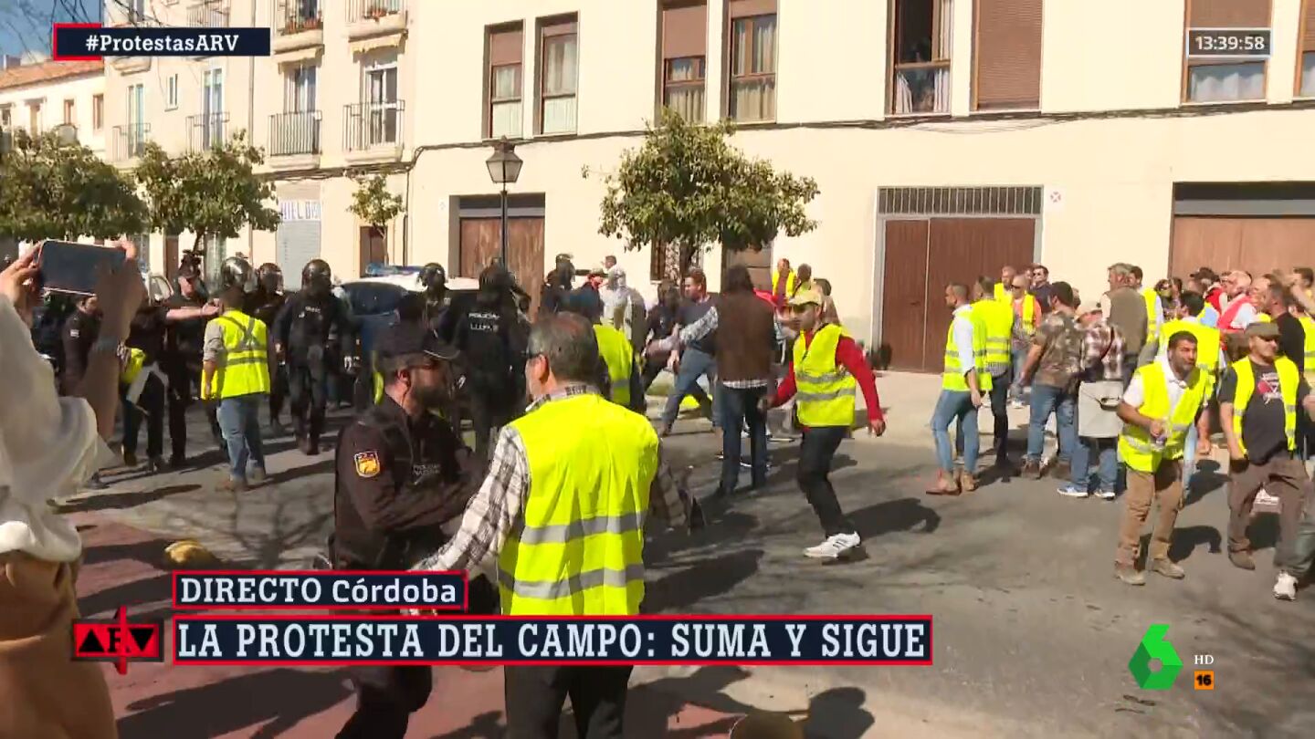 Tensos momentos entre los manifestantes y la Policía Nacional