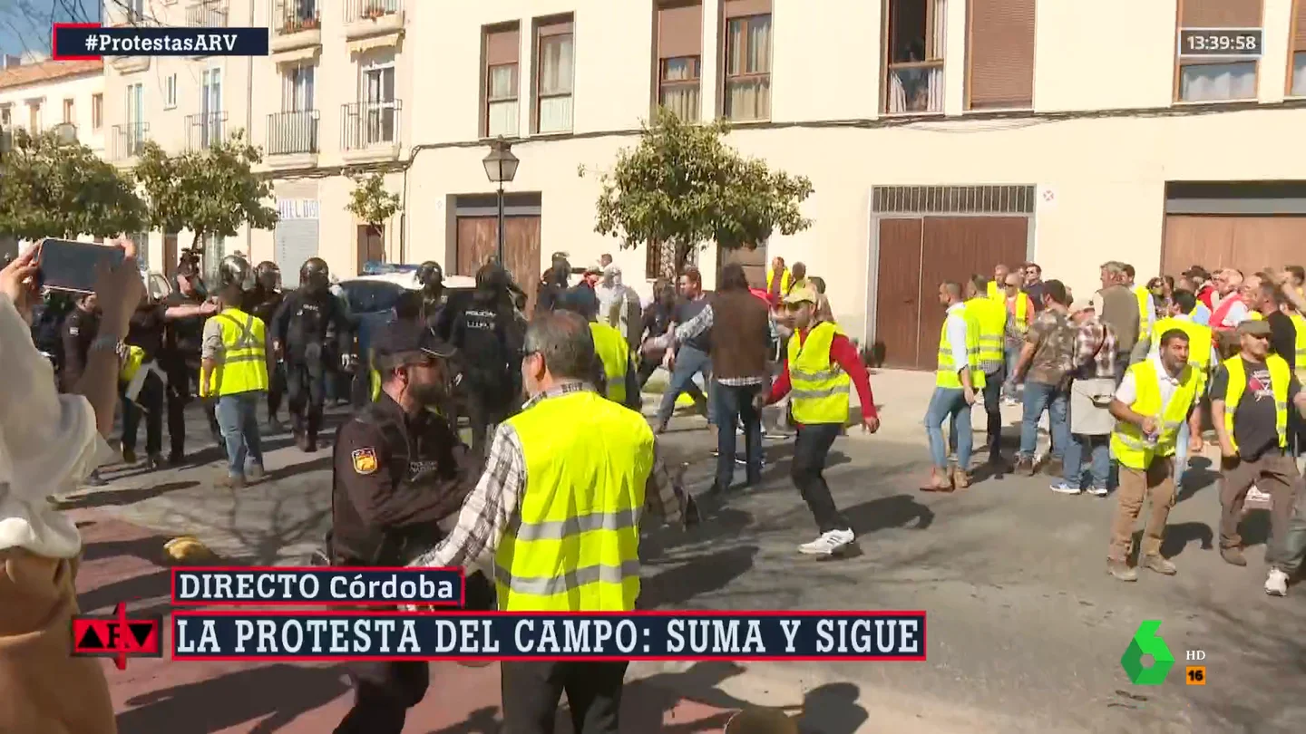 Tensos momentos entre los manifestantes y la Policía Nacional Tensos momentos entre los manifestantes y la Policía Nacional