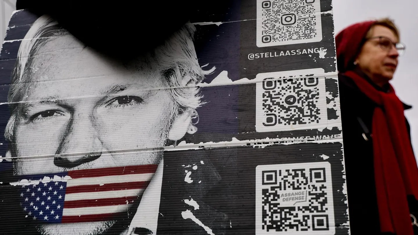 Una manifestante sostiene una pancarta con el rostro de Julian Assange en una protesta en Berlín Una manifestante sostiene una pancarta con el rostro de Julian Assange en una protesta en Berlín