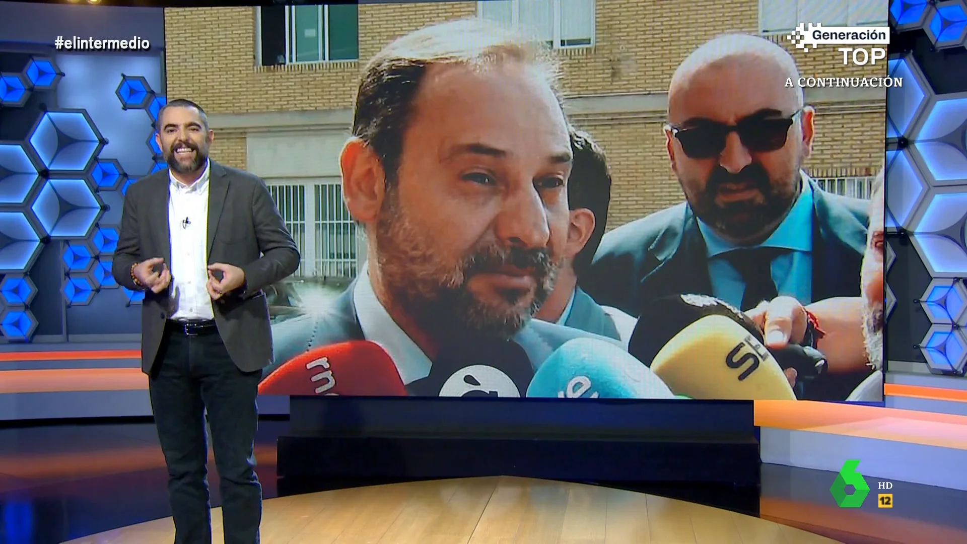 Dani Mateo analiza en este vídeo de El Intermedio la trayectoria del exasesor de José Luis Ábalos, Koldo García Izaguirre, detenido en la 'operación Delorme', desde su pasado como portero en un club de alterne a sus casos de agresiones.