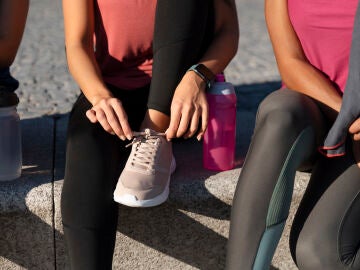 Una mujer preparándose para hacer ejercicio. 