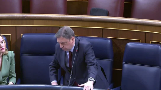 El ministro Luis Planas sufre "un vértigo" en plena sesión de control al Gobierno en el Congreso El ministro Luis Planas sufre "un vértigo" en plena sesión de control al Gobierno en el Congreso