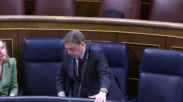 El ministro Luis Planas sufre "un vértigo" en plena sesión de control al Gobierno en el Congreso