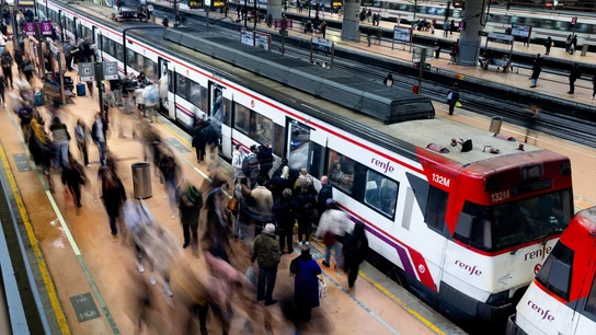 Decenas de personas esperando al tren durante una jornada de huelga de Renfe y Adif, en la estación de Puerta de Atocha-Almudena Grandes. Decenas de personas esperando al tren durante una jornada de huelga de Renfe y Adif, en la estación de Puerta de Atocha-Almudena Grandes.
