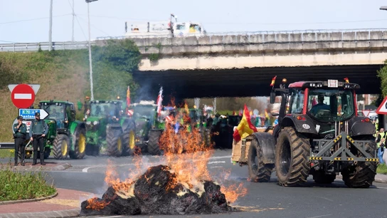 Los ganaderos queman paja en una rotonda durante la tractorada convocada en Colindres (Cantabria) Los ganaderos queman paja en una rotonda durante la tractorada convocada en Colindres (Cantabria)