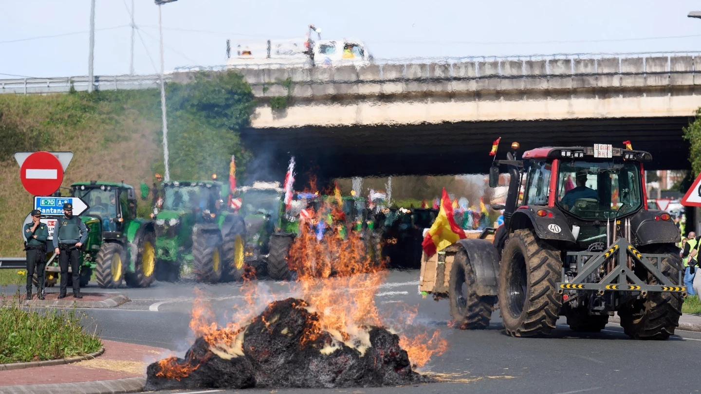 Los ganaderos queman paja en una rotonda durante la tractorada convocada en Colindres (Cantabria) Los ganaderos queman paja en una rotonda durante la tractorada convocada en Colindres (Cantabria)