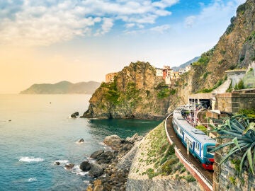 Tren pasando por Cinque Terre, en Italia
