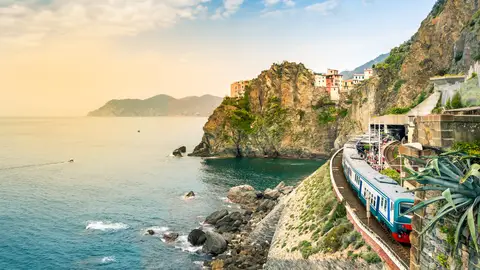 Tren pasando por Cinque Terre, en Italia Tren pasando por Cinque Terre, en Italia