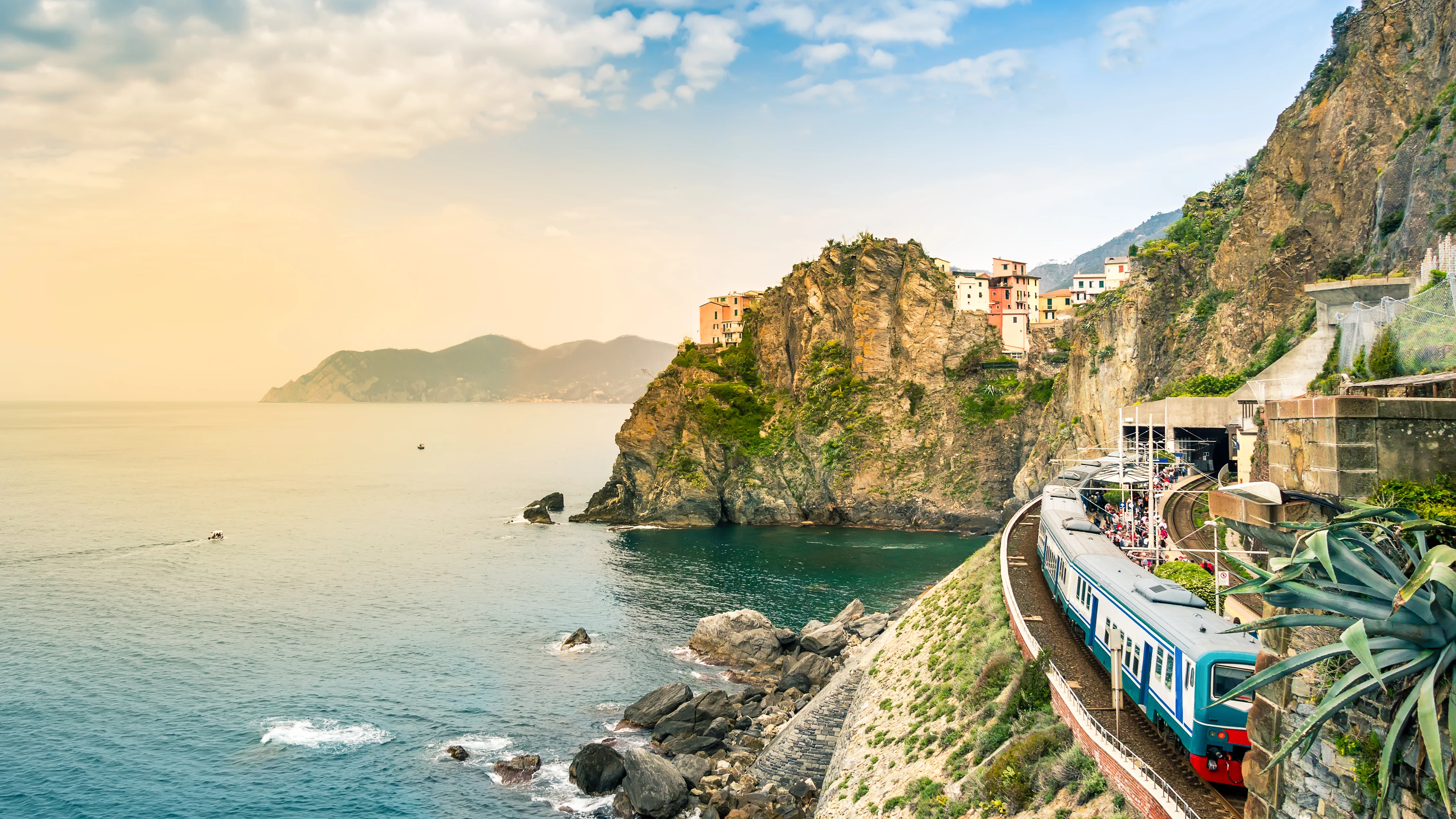 Tren pasando por Cinque Terre, en Italia Tren pasando por Cinque Terre, en Italia