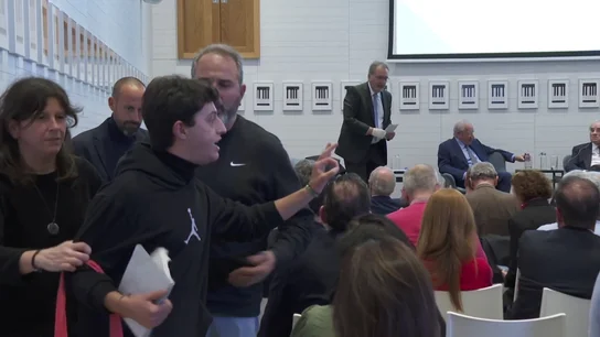 Desalojan a un activista del acto de Martín Villa sobre la Transición: "Es responsable de crímenes de lesa humanidad" Desalojan a un activista del acto de Martín Villa sobre la Transición: "Es responsable de crímenes de lesa humanidad"