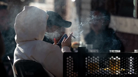 Una persona fumando en una terraza, a 27 de diciembre de 2023, en Madrid (España). Una persona fumando en una terraza, a 27 de diciembre de 2023, en Madrid (España).