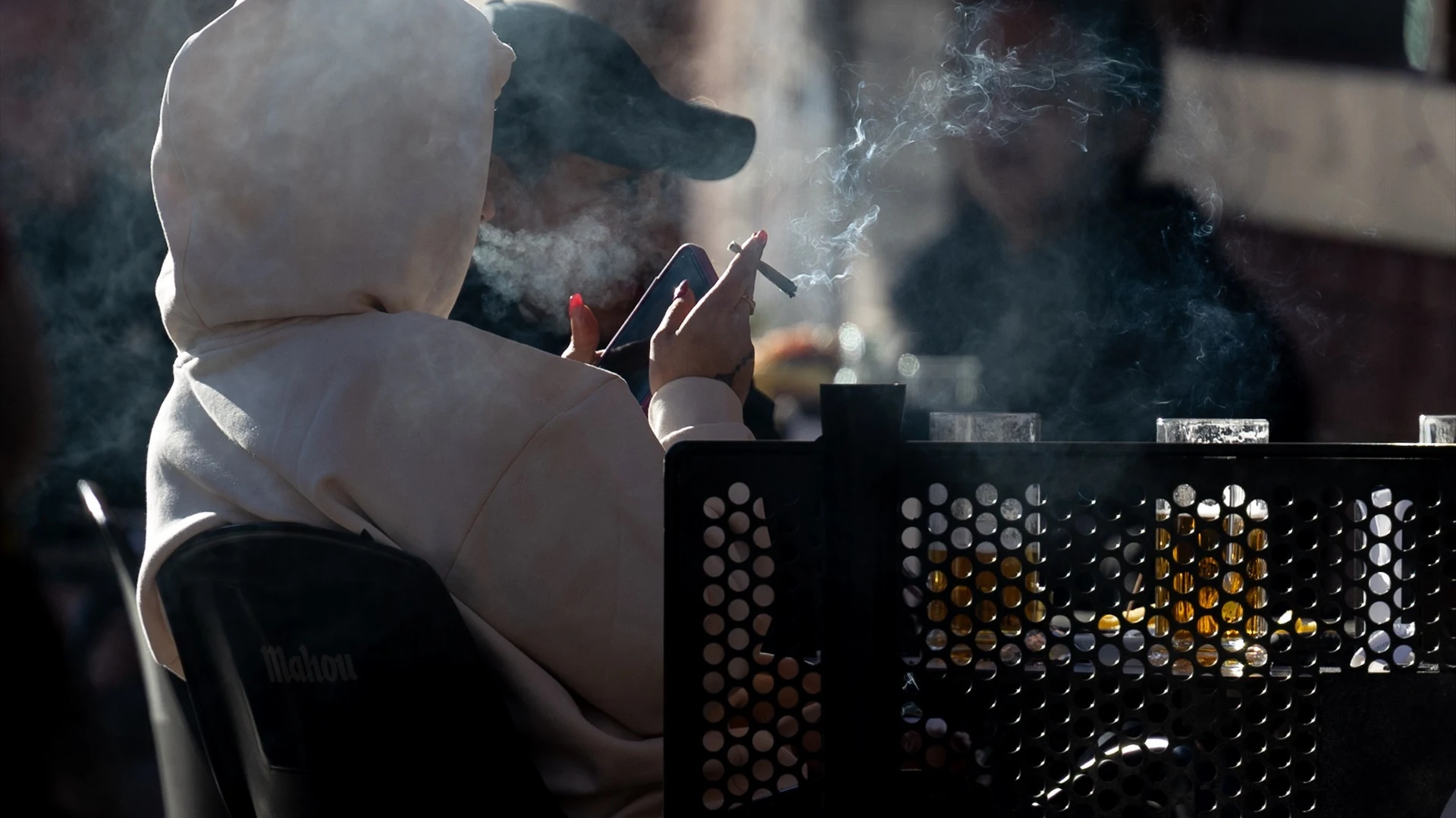 Una persona fumando en una terraza, a 27 de diciembre de 2023, en Madrid (España).