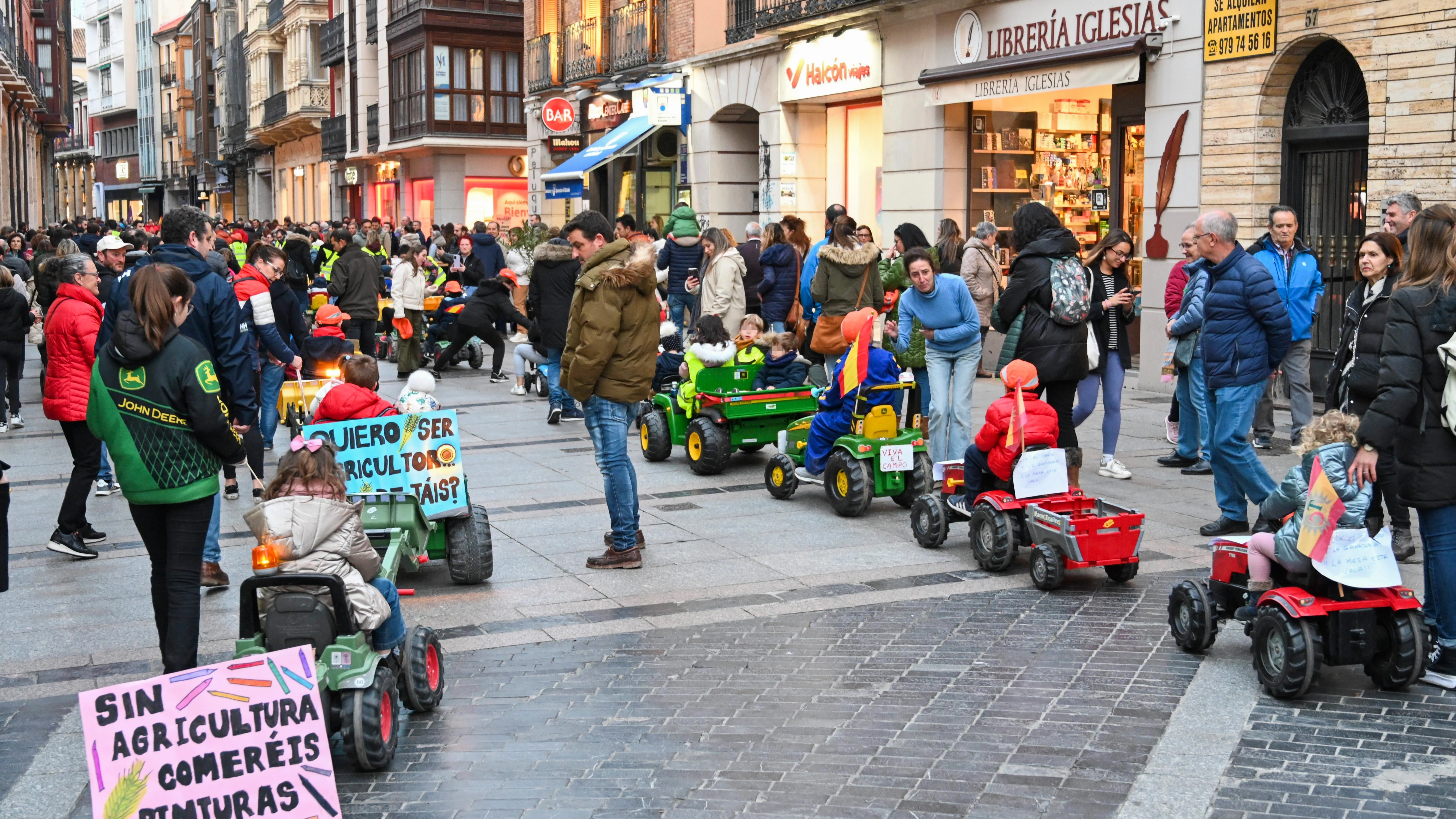 Más de 200 niños protagonizan una 'tractorada infantil' en Palencia