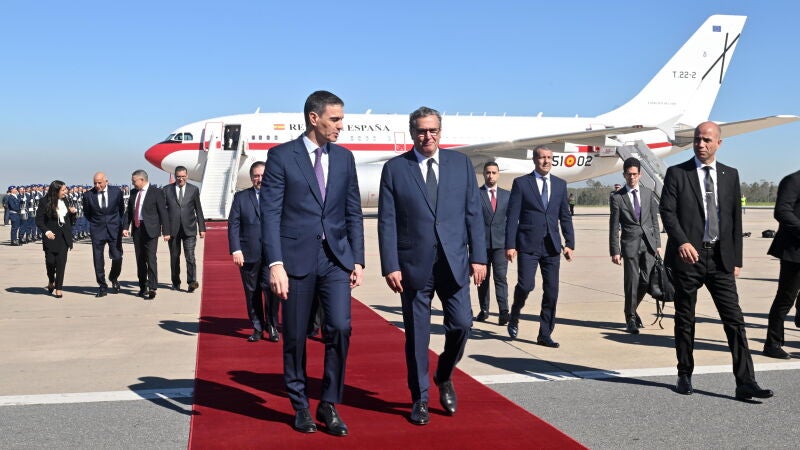 El presidente del Gobierno, Pedro Sánchez, junto al primer ministro marroquí, Aziz Akhannouch, en Rabat