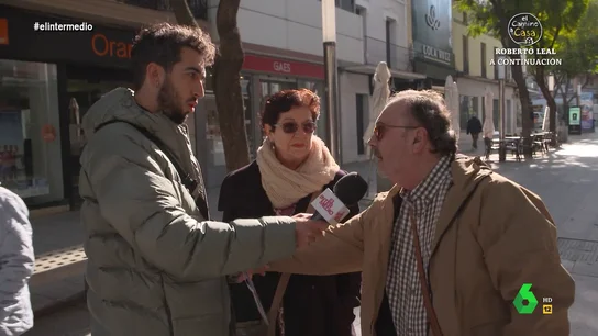 Un vecino de Don Benito estalla contra Villanueva de la Serena con Isma Juárez "De Villanueva no quiero saber absolutamente nada", afirma rotundo un hombre de Don Benito que, en este vídeo, interrumpe la entrevista de Isma Juárez para dar su opinión rotunda sobre el referéndum y la unión de ambos pueblos.