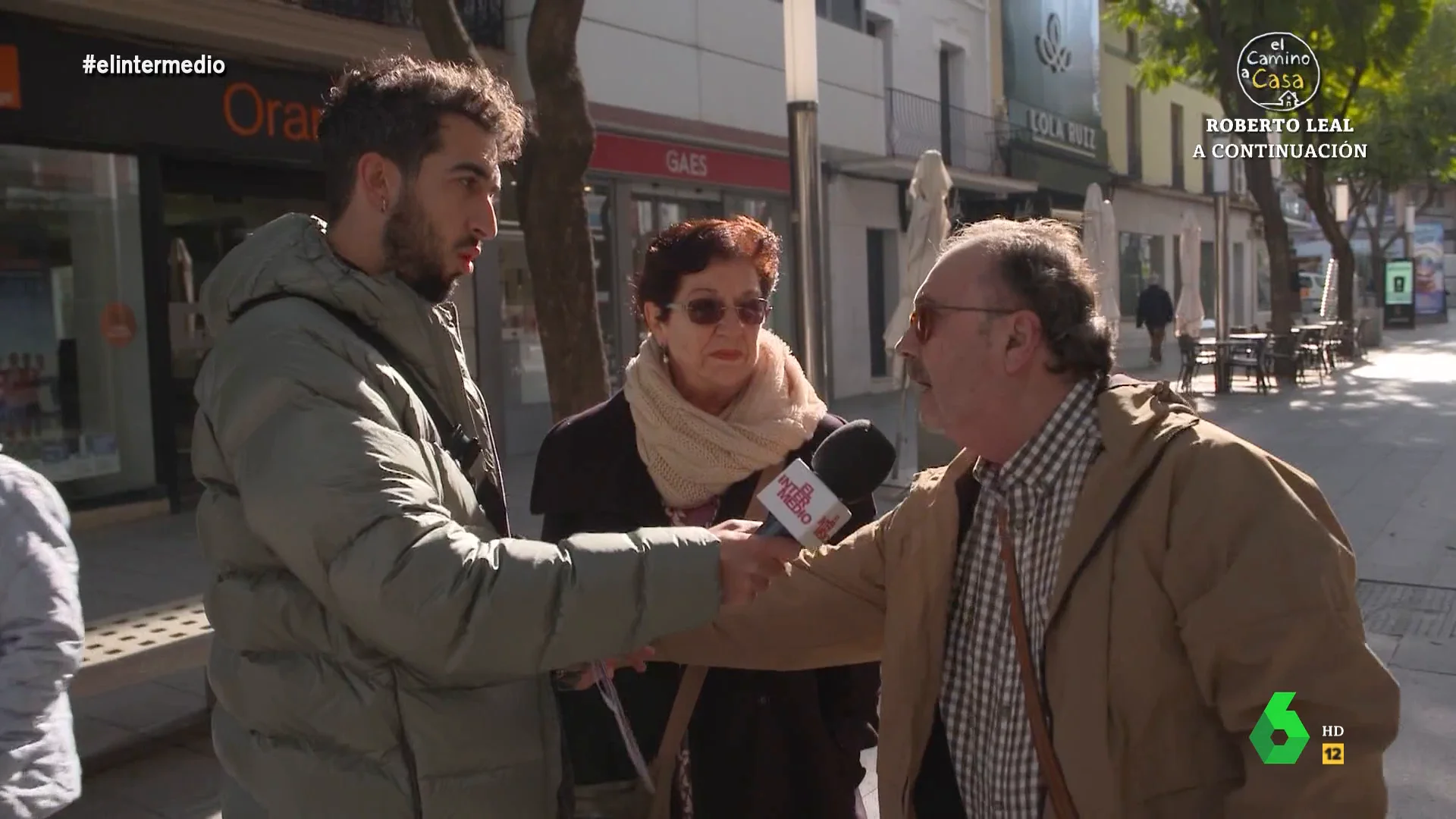 "De Villanueva no quiero saber absolutamente nada", afirma rotundo un hombre de Don Benito que, en este vídeo, interrumpe la entrevista de Isma Juárez para dar su opinión rotunda sobre el referéndum y la unión de ambos pueblos.